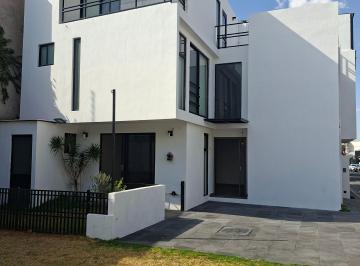 Casa en condominio de 3 habitaciones, San Pedro Cholula · Casa en Venta en Momoxpan Frente a Explanada | Roof Garden y Alberca