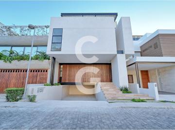 Casa · 431m² · 4 Recámaras · 4 Estacionamientos · Casa en Venta en Cancún en Laguna I en Puerto Cancún con Roof - Top con Alberca y Amplia Terraza