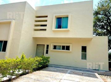 Casa · 200m² · 2 Estacionamientos · Casa en Los Encinos
