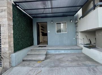 Casa en Venta de 4 habitaciones Vista Hermosa · Para Remodelar, Atencon Inversionistas, a 1 Cuadra de La Calle Terranova, Orientada Hacia El Norte.