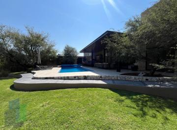 9e6decbc9a8ef07f84446da141cb8ff546c2a41ee9487eceedc488bcb0eec367 · Exclusiva Residencia en Jurica de un Nivel con Alberca y Área de Juegos.