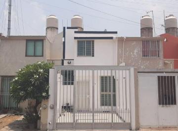 Casa de 3 habitaciones, Zapopan · Hermosa Casa en Venta con Excelente Ubicación Zona Parque Real
