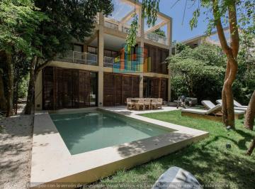 Casa · 600m² · 5 Recámaras · 3 Estacionamientos · Casa en Venta en Playa del Carmen Club de Golf