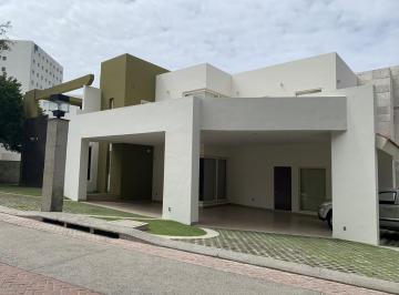 Casa · 1182m² · 5 Recámaras · 4 Estacionamientos · Casa - Fraccionamiento Los Almendros