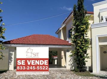 Casa · 692m² · 5 Recámaras · 4 Estacionamientos · (Lllcr2220)casa en Renta o Venta en Fracc. Villas del Sol en Tampico Inf:833: 245: 5522