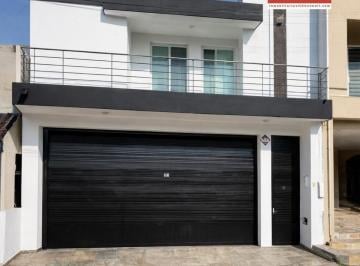 Casa · 372m² · 3 Recámaras · 2 Estacionamientos · Casa en Venta en El Carro con Alberca