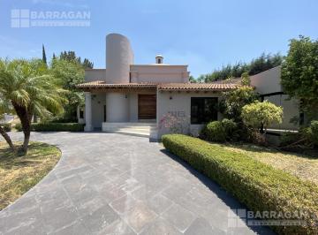 Casa · 581m² · 3 Recámaras · 3 Estacionamientos · Casa en Venta Estilo Mexicano de un Piso Recién Remodelada