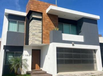 Casa · 200m² · 3 Recámaras · 2 Estacionamientos · Linda Casa en Venta Lomas Diamante
