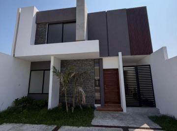Casa · 198m² · 3 Recámaras · 2 Estacionamientos · Linda Casa en Venta Lomas de La Rioja