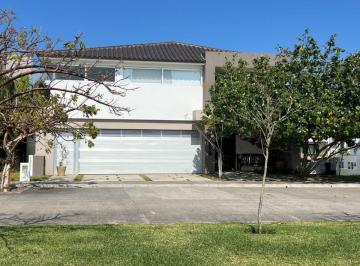 Casa · 356m² · 3 Recámaras · 2 Estacionamientos · Hermosa Casa en Venta Fracc Punta Tiburón