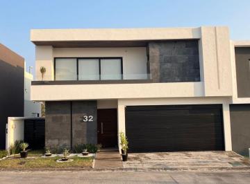 Casa · 243m² · 4 Recámaras · 2 Estacionamientos · Casa de Lujo con 4 Recamaras y Amplio Jardin $6,990,000