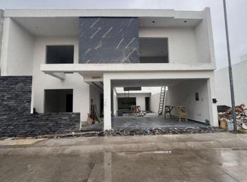 Casa · 220m² · 4 Recámaras · 2 Estacionamientos · Hermosa Casa en Venta Las Palmas, Medellin