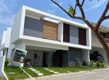 Casa · 229m² · 3 Recámaras · 2 Estacionamientos · Casa en Venta con Acabados de Lujo y Mucha Arquitectura