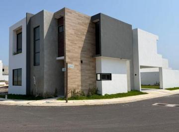 Casa · 200m² · 3 Recámaras · 2 Estacionamientos · Hermosa Casa en Venta Lomas de La Rioja