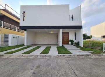 Casa · 227m² · 3 Recámaras · 2 Estacionamientos · Espaciosa y Funcional Casa Nueva Frente a Parque en $5.5 Mdp