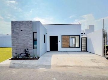 Casa · 204m² · 3 Recámaras · 2 Estacionamientos · Linda Casa en Venta Fracc Lomas de La Rioja