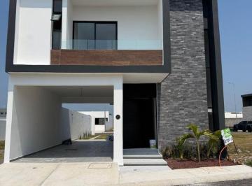 Casa · 178m² · 3 Recámaras · 2 Estacionamientos · Excelente Casa en Venta Lomas de La Rioja