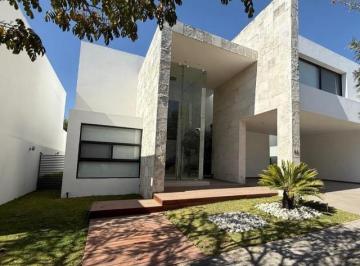 Casa · 499m² · 3 Recámaras · 3 Estacionamientos · Casa en Venta Moderna en Lomas de Angelopolis I