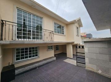 Casa · 291m² · 4 Recámaras · 3 Estacionamientos · Casa en Venta en Lomas Verdes en Conjunto Cerrado