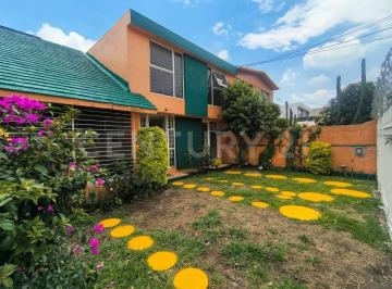 Casa · 340m² · 5 Recámaras · 2 Estacionamientos · Casa en 2 Niveles con Jardín y Patio Interior en Jardines de Atizapán