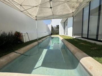 Casa · 260m² · 4 Recámaras · 2 Estacionamientos · Casa en Venta en Zona Dorada de Cuernavaca