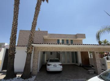 Casa · 433m² · 4 Recámaras · 3 Estacionamientos · Casa en Fraccionamiento Villa Antigua