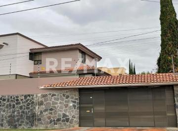 Casa · 450m² · 3 Recámaras · 2 Estacionamientos · Casa en Renta - (4)