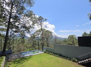 Casa en condominio · 1100m² · 4 Recámaras · 9 Estacionamientos · Casa en Venta en Avándaro, con Vista Al Bosque en Residencial Exclusivo
