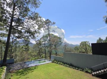 Casa en condominio · 1100m² · 4 Recámaras · 9 Estacionamientos · Casa en Venta en Avándaro, con Vista Al Bosque en Residencial Exclusivo