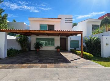 Casa en condominio de 4 habitaciones, Zapopan · Casa en Venta con Jardín y Recámara en Planta Baja en Bugambilias 2da Sección
