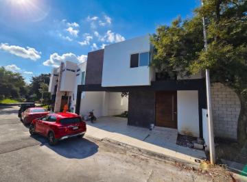 Casa · 250m² · 3 Recámaras · 2 Estacionamientos · Casa en Venta Cumbres de Santaigo (250 M²)