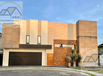 Casa · 550m² · 3 Recámaras · 3 Estacionamientos · Casa en Renta en Frac. Vista Bella Club de Golf