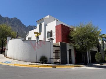 N/A · Casa en Venta en Bosques de Las Cumbres Frente a Parque