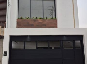 Casa · 165m² · 3 Recámaras · 2 Estacionamientos · Primero de Mayo Sur Casa Nueva en Venta con Acabados Residenciales