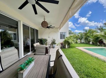 Casa · 290m² · 4 Recámaras · 4 Estacionamientos · Parque Natura: Casa en Venta en Cholul