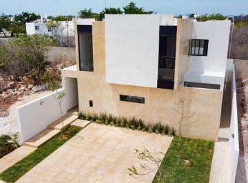 Casa · 300m² · 3 Recámaras · 1 Estacionamiento · Casa en Venta en Cholul