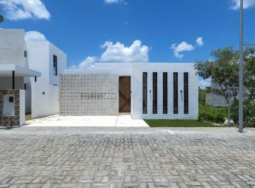 Casa · 170m² · 3 Recámaras · 2 Estacionamientos · Casa en Venta en Temozón Norte