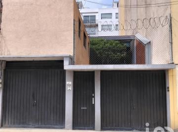 Casa · 460m² · 4 Recámaras · 3 Estacionamientos · Venta de Casa con Excelente Ubicación, Alcaldía Coyoacan