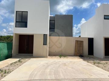 Casa · 214m² · 4 Recámaras · 2 Estacionamientos · Casa en Venta en Cholul