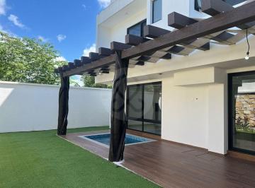 Casa · 360m² · 4 Recámaras · 2 Estacionamientos · Casa en Venta en Temozón Norte