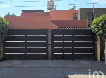 Casa · 200m² · 4 Recámaras · 2 Estacionamientos · Renta Casa Jardines de Celaya 2a. Secc. Celaya Gto.