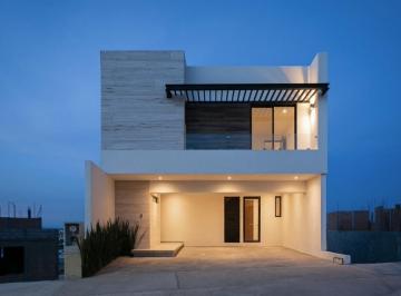 Casa · 210m² · 3 Recámaras · 2 Estacionamientos · Estrena Casa con Acabados de Lujo en Cima Azul