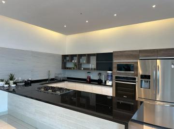 Casa · 430m² · 5 Recámaras · 2 Estacionamientos · Casa en Venta en Cuernavaca en 2da Privada de Diana, a Unos m de Averanda, Galerías y La Autopi