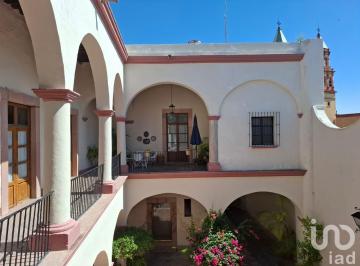 Casa · 1280m² · 10 Recámaras · 8 Estacionamientos · Renta de Casona en El Centro de Querétaro