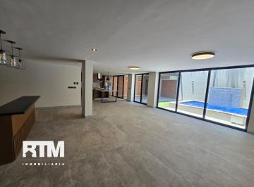 Casa · 450m² · 4 Recámaras · 2 Estacionamientos · Casa en Venta con Alberca y Recién Remodelada Frente a Área Verde, Lomas Tercera