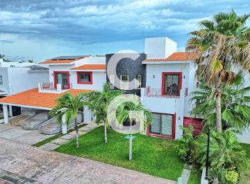 Casa · 490m² · 5 Recámaras · 3 Estacionamientos · Casa en Venta en Cancun en Residencial Lagos del Sol con Alberca y Amplio Jardín