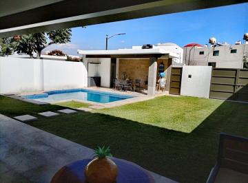 Casa de 4 habitaciones, Jiutepec · Casa en Venta con Alberca Privada y Jacuzzi, Caseta de Vigilancia, Elegantes Acabados