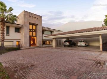 Casa · 800m² · 4 Recámaras · 6 Estacionamientos · Casa en Venta en Cumbres del Campestre León Gto