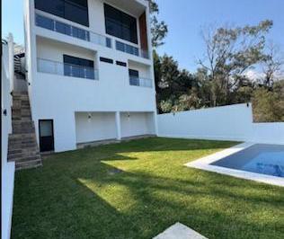 Casa · 381m² · 3 Recámaras · 5 Estacionamientos · De Ensueño, con Alberca y Acabados en Mármol, Lista Para Habitar