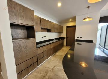 Casa · 217m² · 3 Recámaras · 2 Estacionamientos · Casa Doble Altura y Recámara en Planta Baja | Roof Garden | Lomas de La Rioja